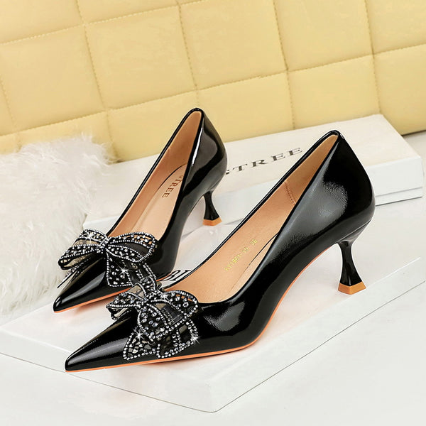 Lacquer leather pointed diamond bow shoes