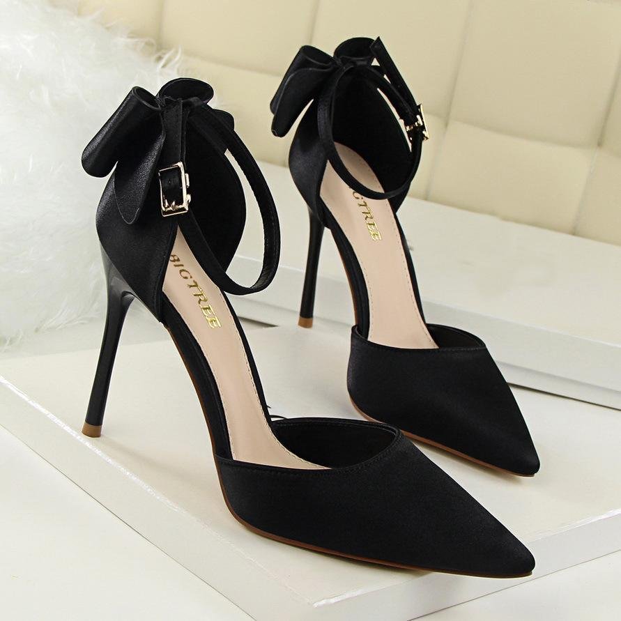 The 10cm high heel shoe upper is made of silk material PU Korean style, fashionable, sweet and trendy elements, and decorated with bows