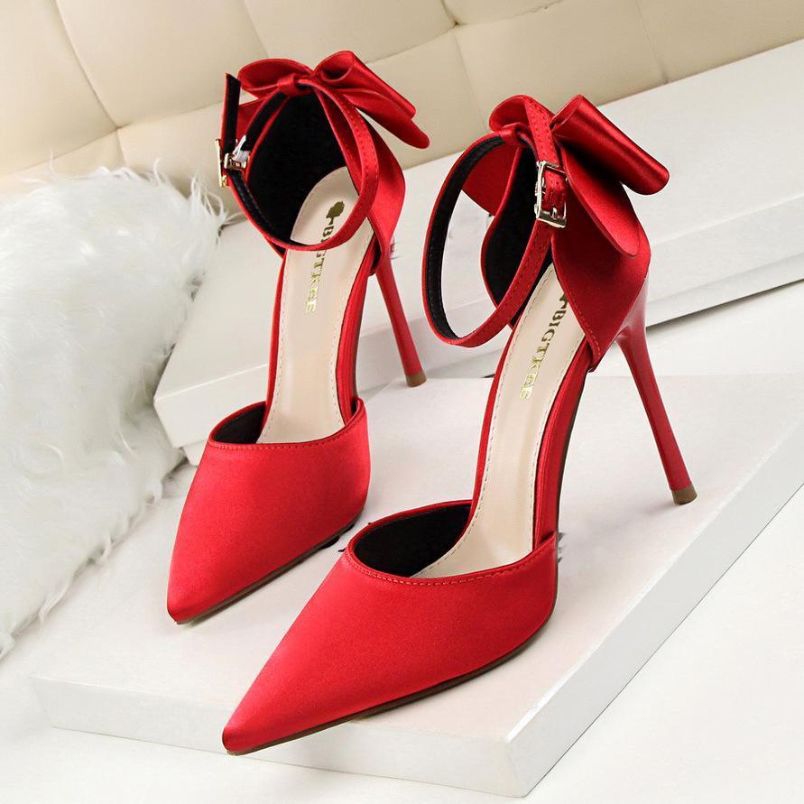 The 10cm high heel shoe upper is made of silk material PU Korean style, fashionable, sweet and trendy elements, and decorated with bows