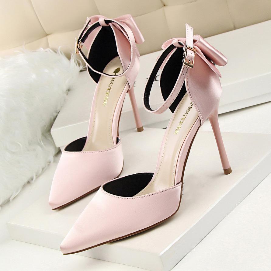 The 10cm high heel shoe upper is made of silk material PU Korean style, fashionable, sweet and trendy elements, and decorated with bows