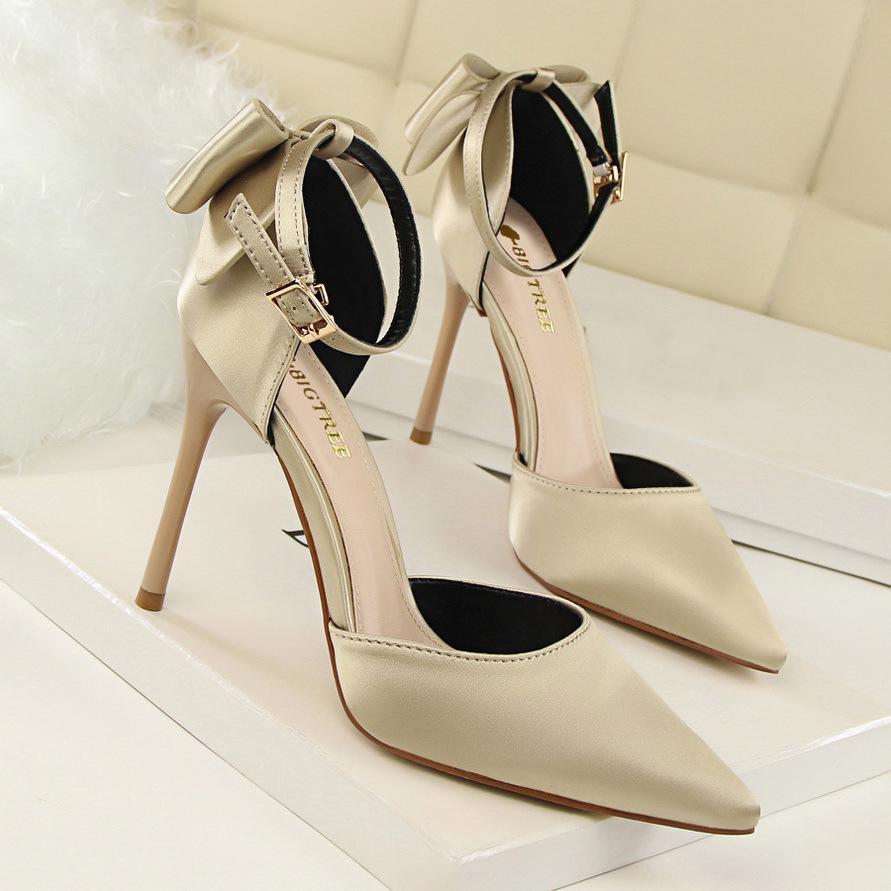 The 10cm high heel shoe upper is made of silk material PU Korean style, fashionable, sweet and trendy elements, and decorated with bows