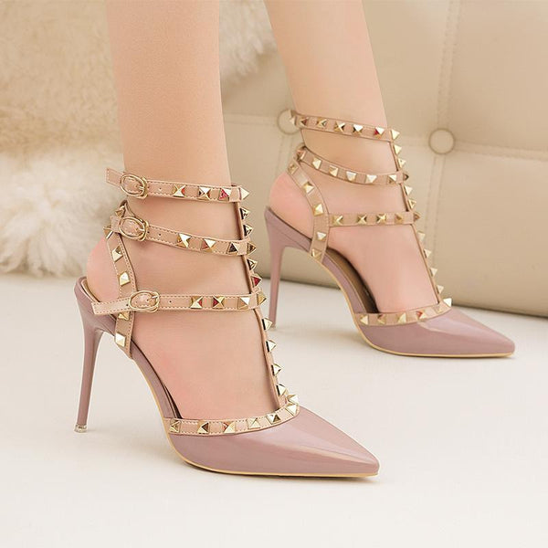 Metal stud decoration with fashionable buckle design. Tory Burch sandals are the best choice for summer sandal resorts