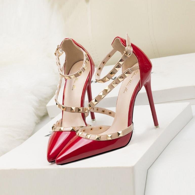 European and American minimalist and sexy nightclubs, slim heels, high heels, shallow mouth, pointed rivets, hollowed out one line with sandals